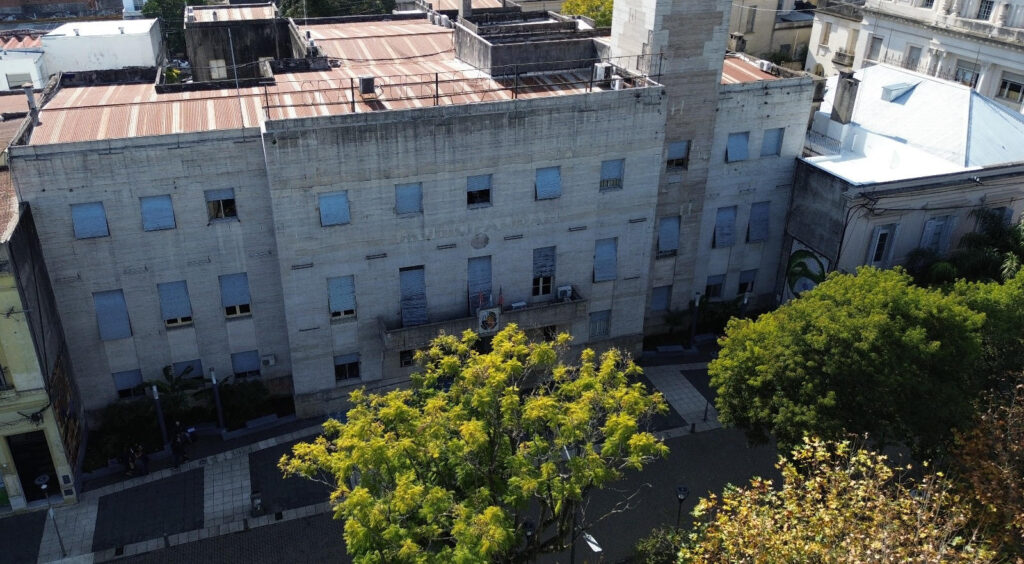 alt="Edificio de la Municipalidad de Concordia, escenario clave tras la renuncia de Luciano Dell'Olio como Secretario de Gobierno"