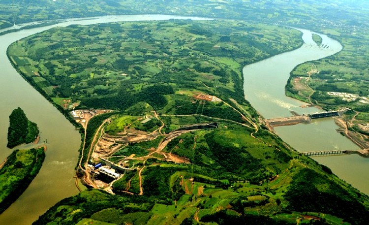 alt="Vertederos de una represa de pasada liberando caudal antes de la prevista crecida del río Uruguay"
