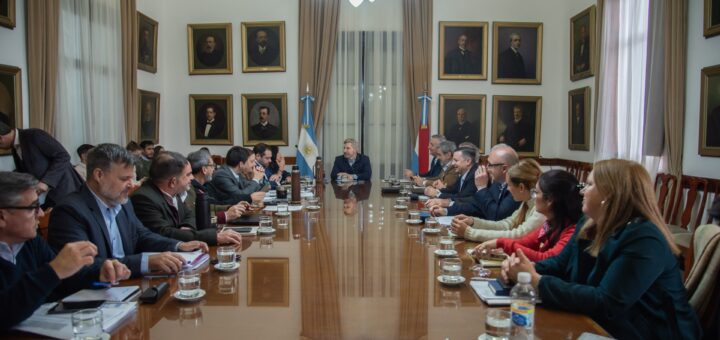 alt="Reunión de gabinete de Entre Ríos sobre la crisis de Granja Tres Arroyos planta La China"
