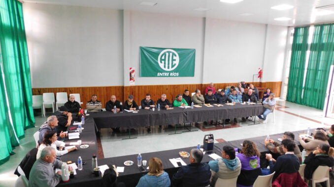 alt="Reunión de secretarios generales de ATE Entre Ríos analizando las medidas de fuerza contra la reforma previsional en Entre Ríos"
