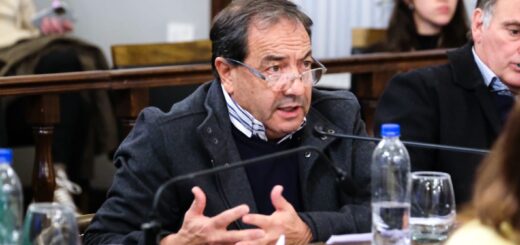alt="El senador Víctor Sanzberro impulsa el informe actuarial sobre la reforma previsional"