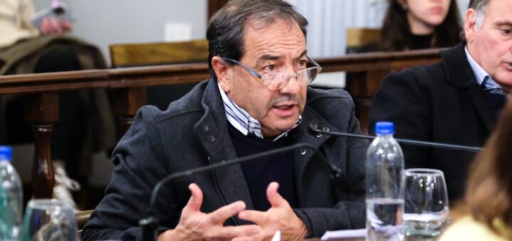 alt="El senador Víctor Sanzberro impulsa el informe actuarial sobre la reforma previsional"
