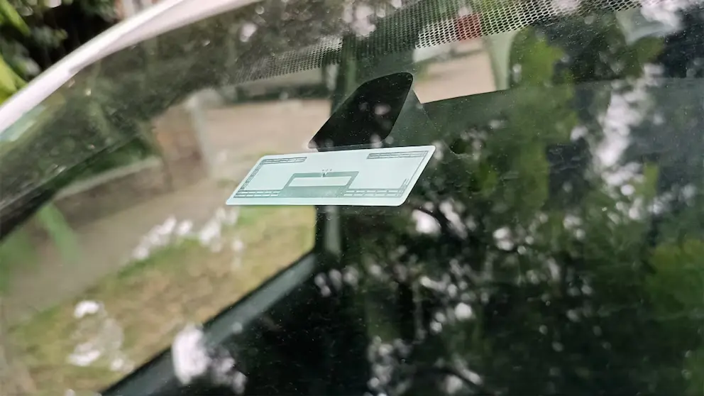 alt="Dispositivo de TelePASE en un auto para mitigar el aumento de peajes en Ruta 14"