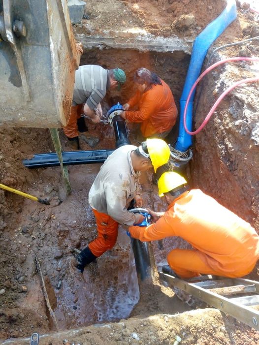 alt="Operarios trabajando en la red de distribución subterránea en momentos previos al corte de agua en Concordia"